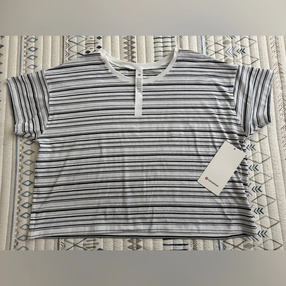 Lululemon Cates Tee in Cut Back Stripe White Black